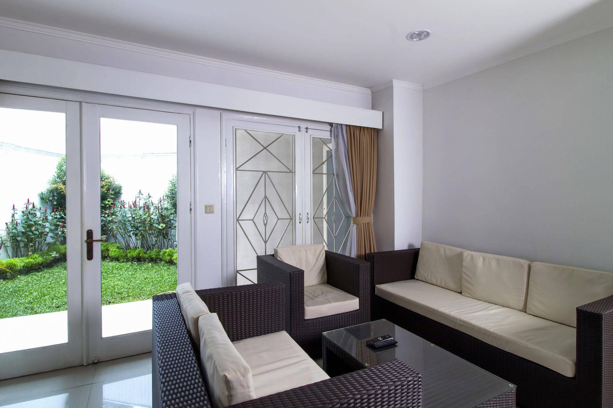 Reddoorz Plus @ Tendean Jakarta Exterior photo