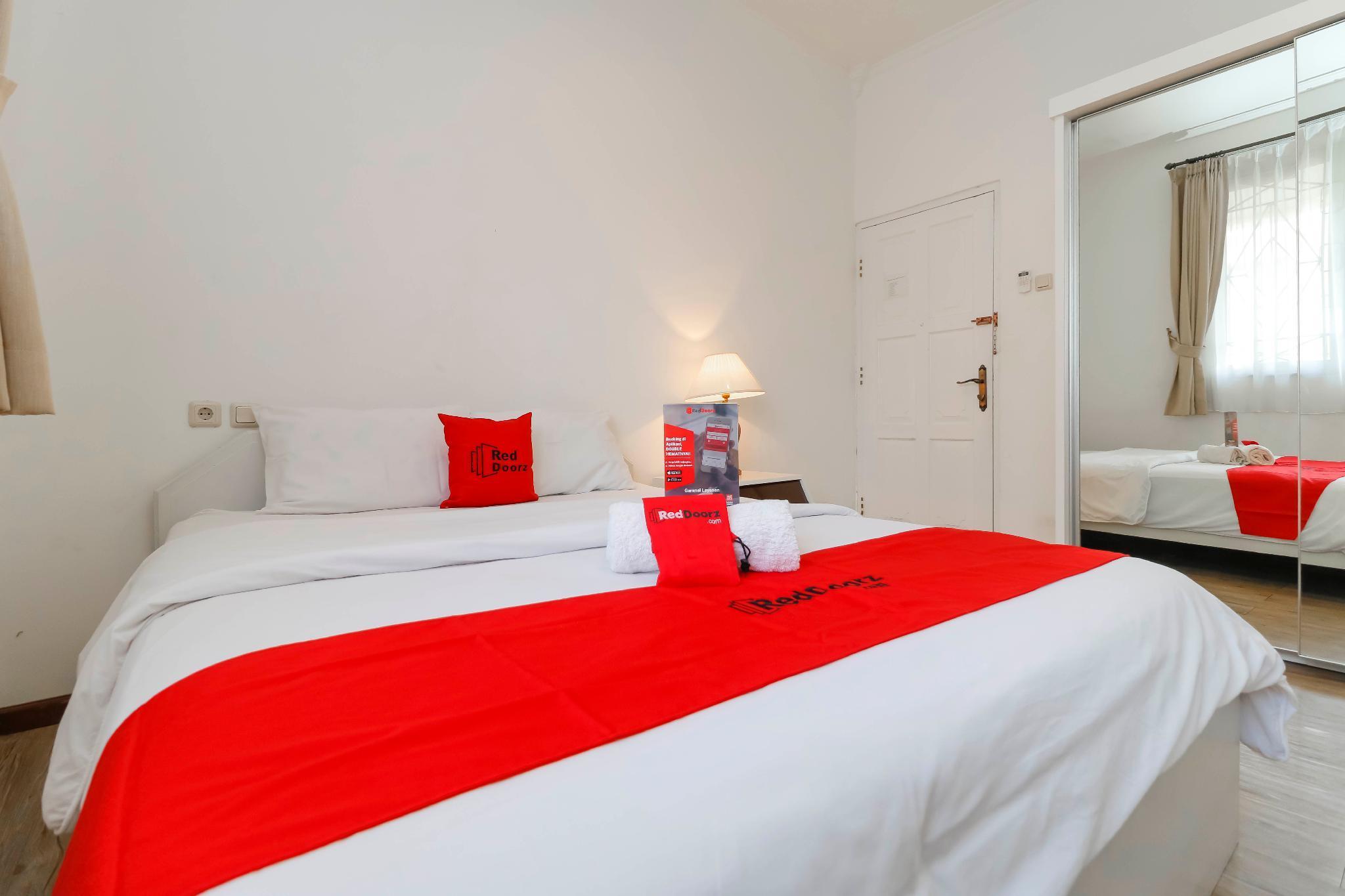 Reddoorz Plus @ Tendean Jakarta Exterior photo