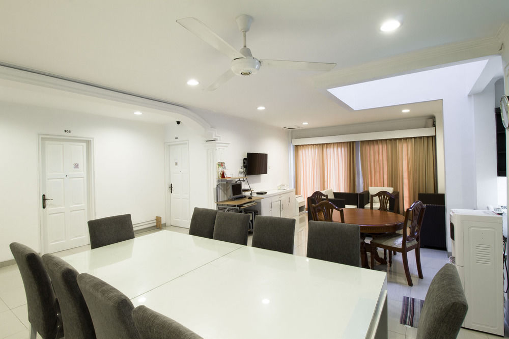 Reddoorz Plus @ Tendean Jakarta Exterior photo
