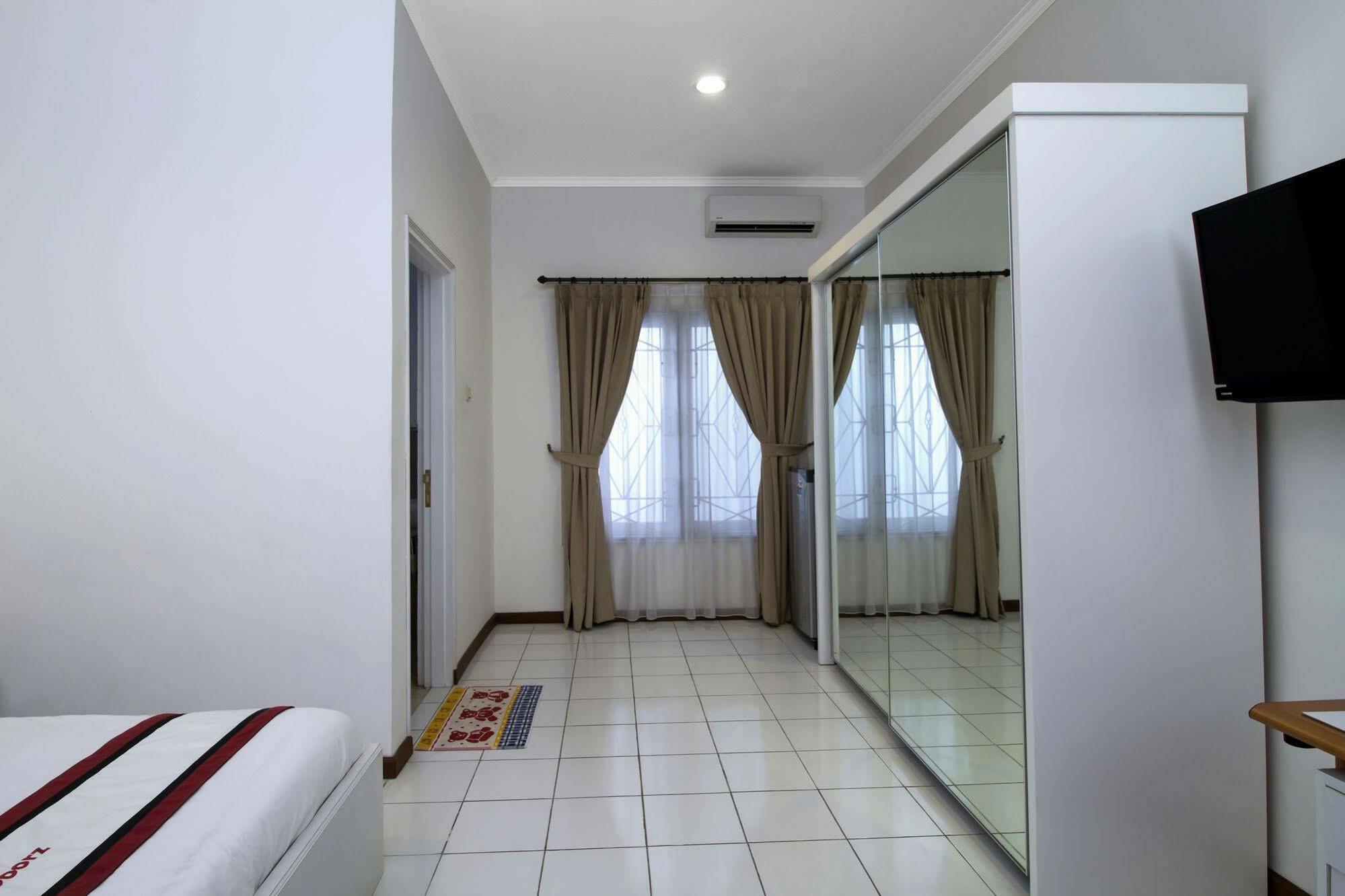 Reddoorz Plus @ Tendean Jakarta Exterior photo