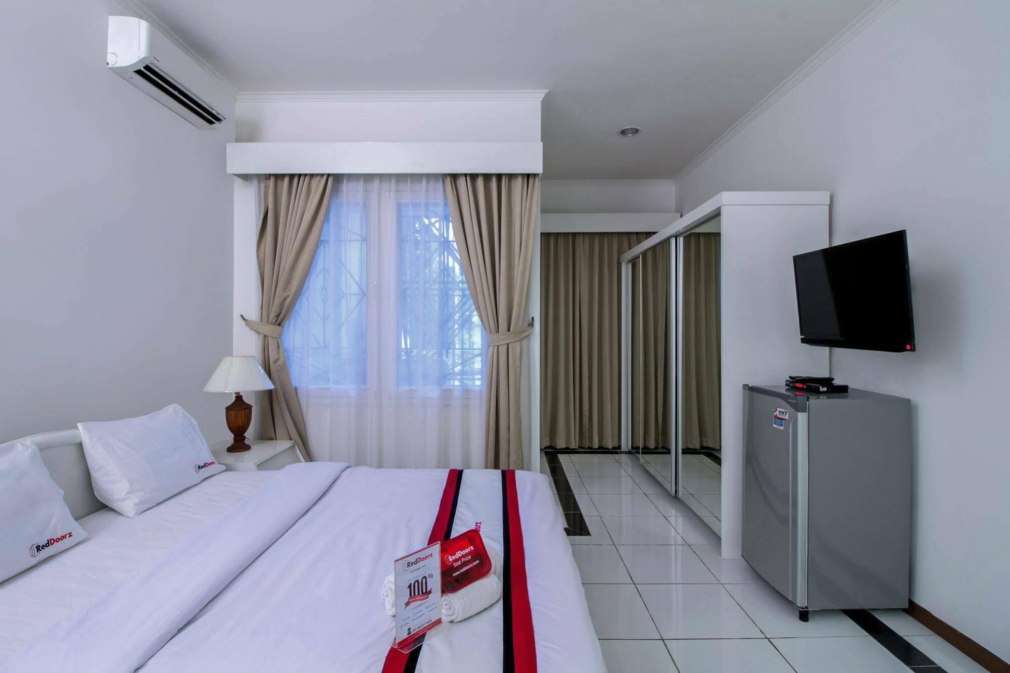 Reddoorz Plus @ Tendean Jakarta Exterior photo